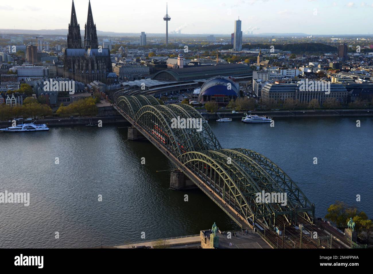 Blick auf die Hohenzollerbrücke, den Rhein und den Eingang zum Kölner HBF-Bahnhof, Köln, Deutschland Stockfoto