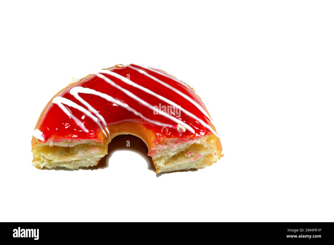 Donut mit Erdbeergeschmack und weißer Schokoladensauce, glasiert, hefegezüchtet, amerikanischer Ring-Donut, eine Art von Essen aus gesäubertem Pommes frites Stockfoto