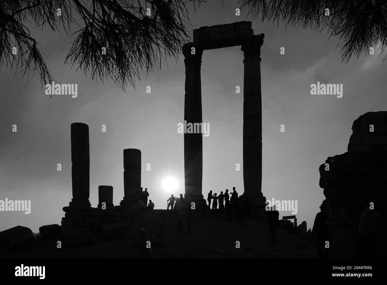 Sonnenuntergang über dem römischen Tempel des Herkules in der Zitadelle, Amman Stadt, Jordanien, Naher Osten Stockfoto