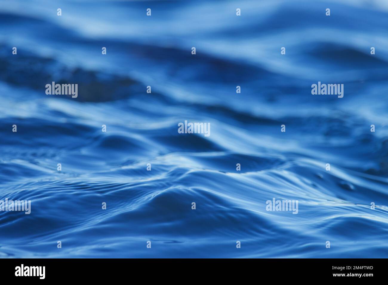 Blauer Wasserhintergrund. Hintergrundtextur des Meerwassers. Stockfoto