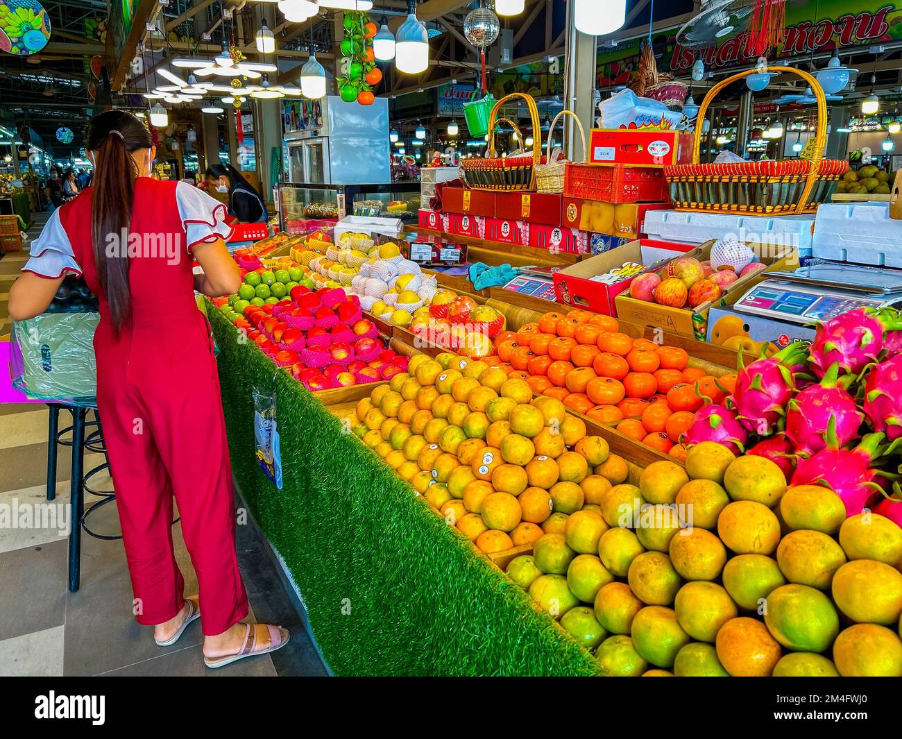 Bangkok, Thailand, Thawi Watthana, Thornburi Market Place, Frau, die am Obststand arbeitet, nachhaltige Nahrungsmittelversorgung, globalisierte Lebensmittel Stockfoto