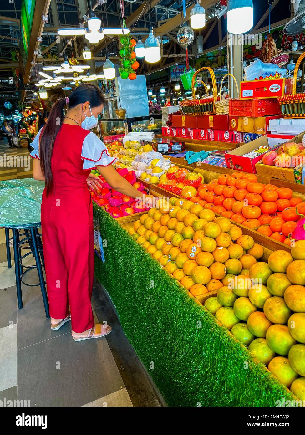 Bangkok, Thailand, Thawi Watthana, Thornburi Market Place, Frau, die am Obststand arbeitet, globalisiertes Essen Stockfoto
