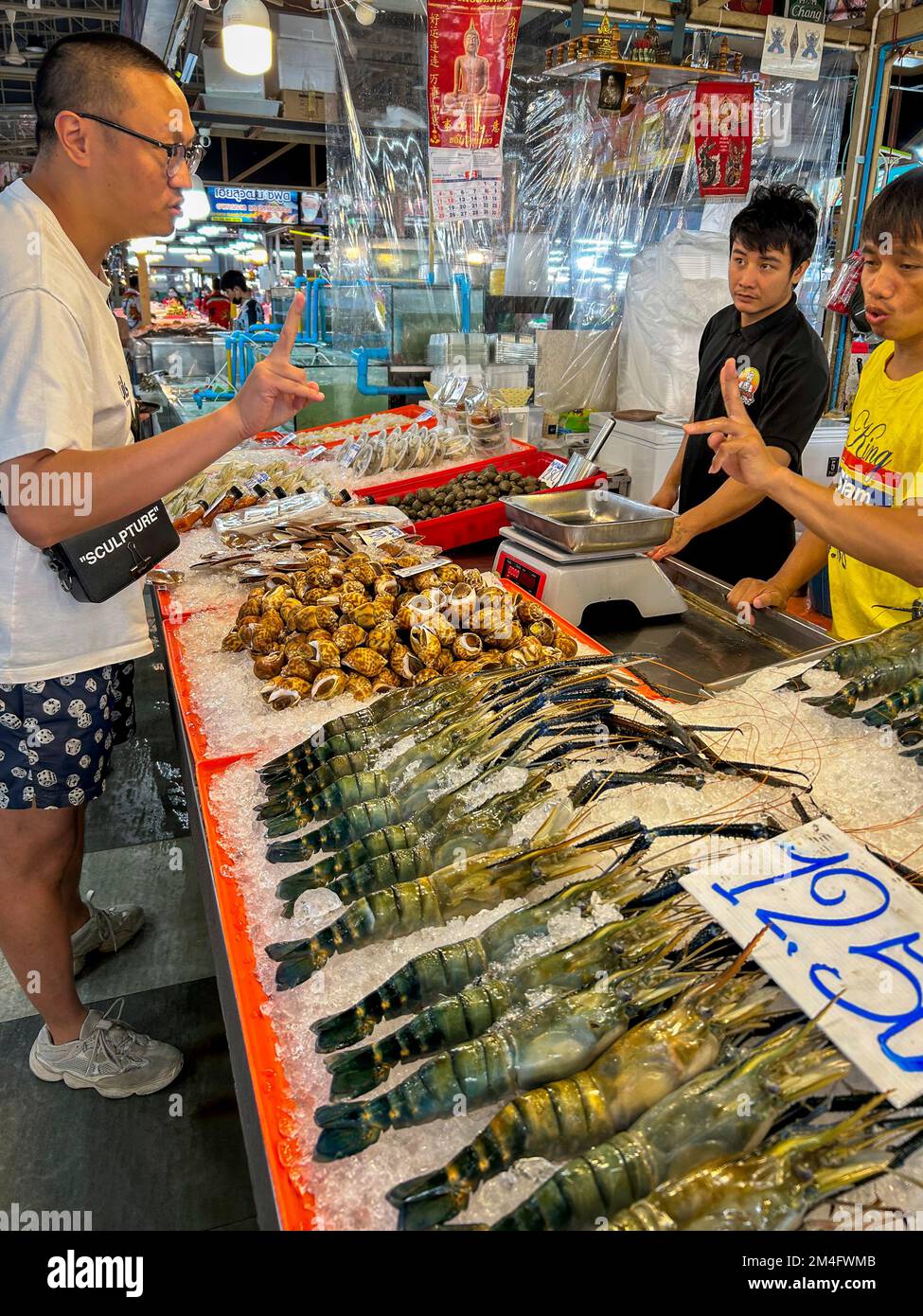 Bangkok, Thailand, Thawi Watthana, Thornburi Market Place, Männer, die im Fish Mongerer Shop arbeiten, Hummer, globalisiertes Essen Stockfoto