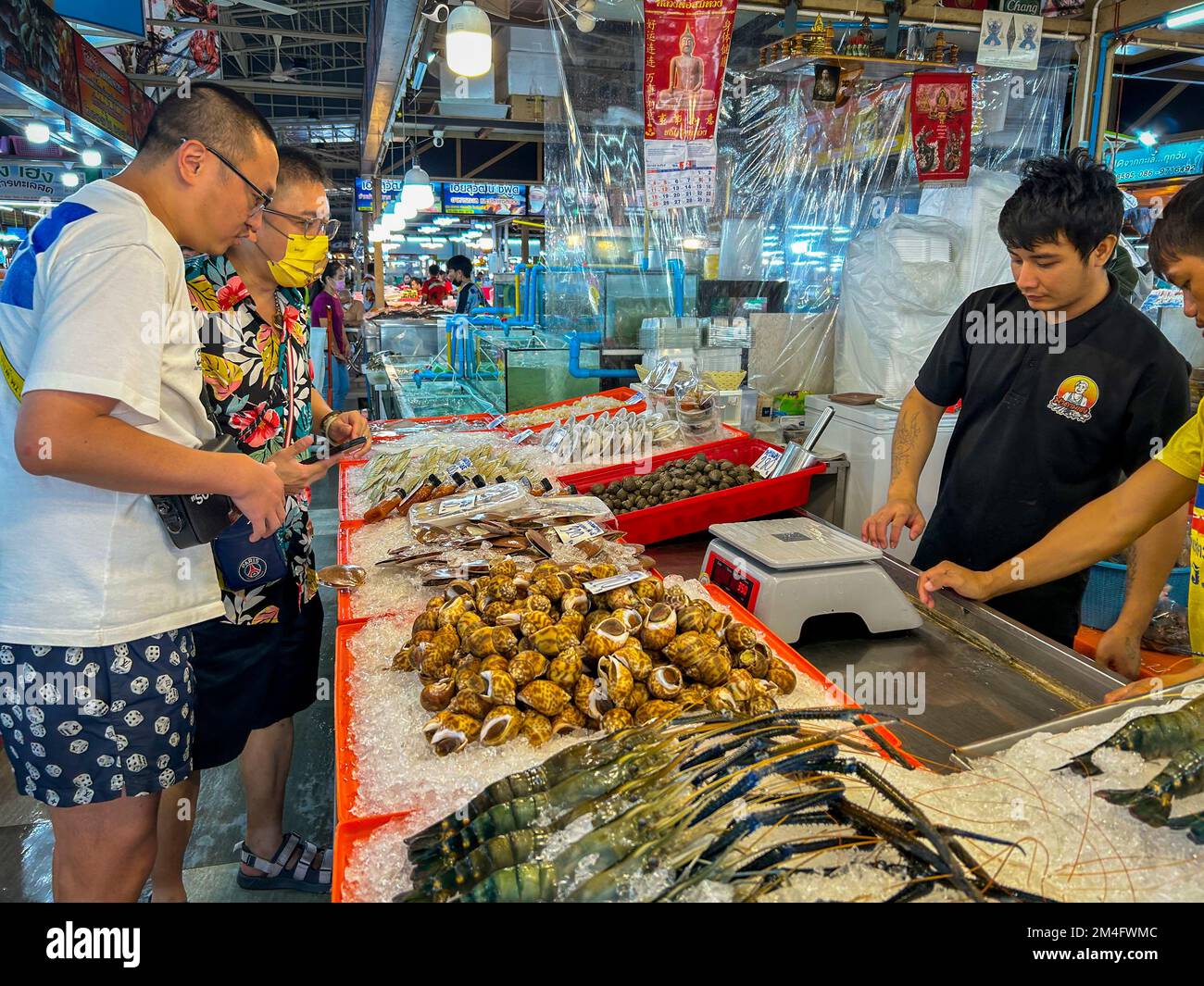 Bangkok, Thailand, Thawi Watthana, Thornburi Market Place, Männer, die im Fish Mongerer Shop arbeiten, Hummer, chinesische Touristen, die asiatische Auswahl kaufen, globalisiertes Essen Stockfoto