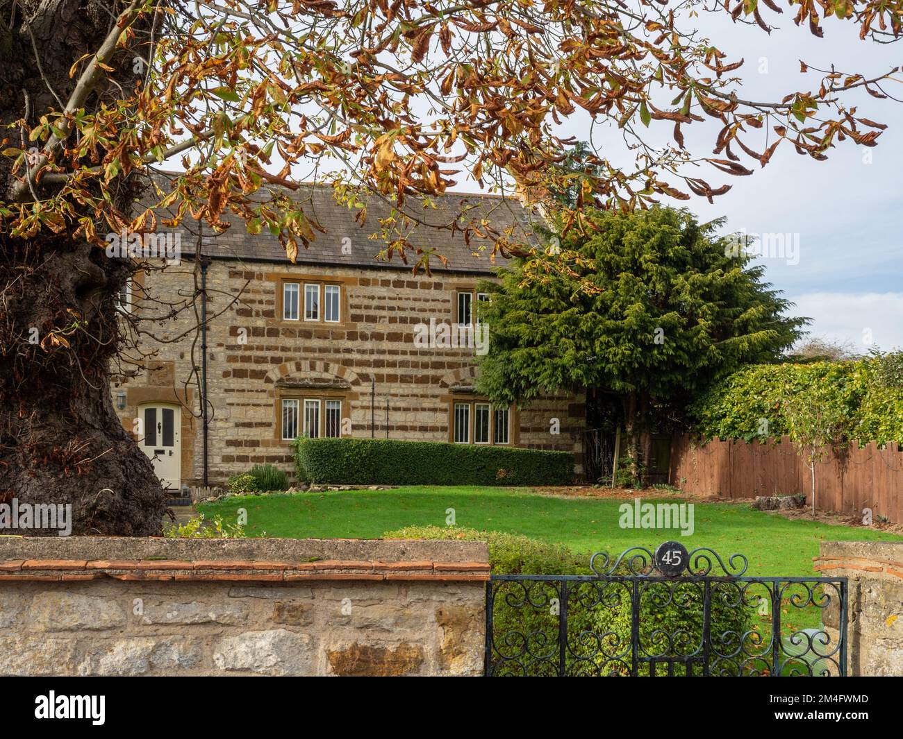 Altes traditionelles Bauernhaus aus Stein im Dorf Denton, Northamptonshire, Großbritannien Stockfoto