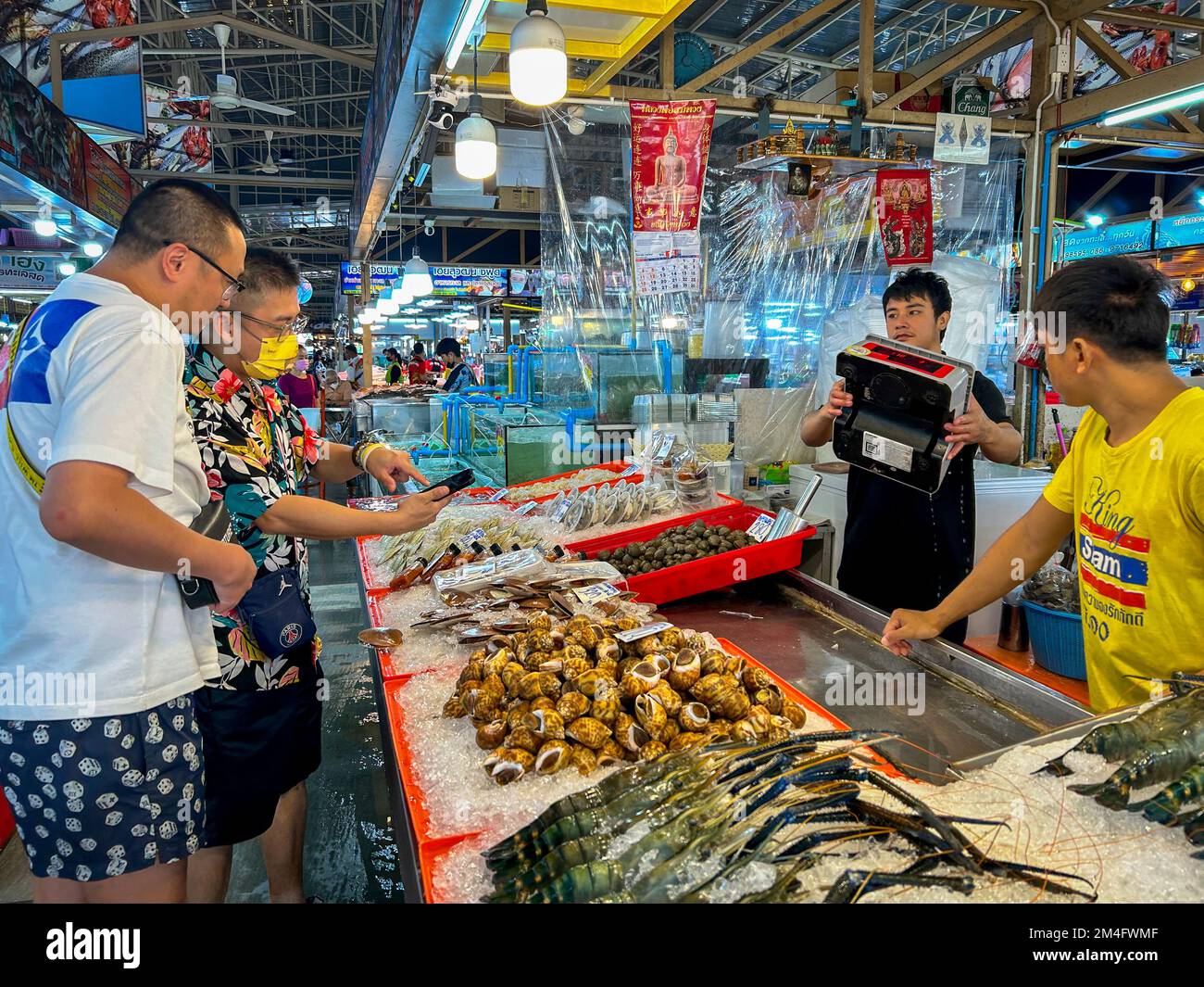Bangkok, Thailand, Thawi Watthana, Thonburi Market Place, Menschen, Männer, Food Shopping asia Choice, Fischgeschäft, chinesische Touristen kaufen, globalisiertes Essen Stockfoto