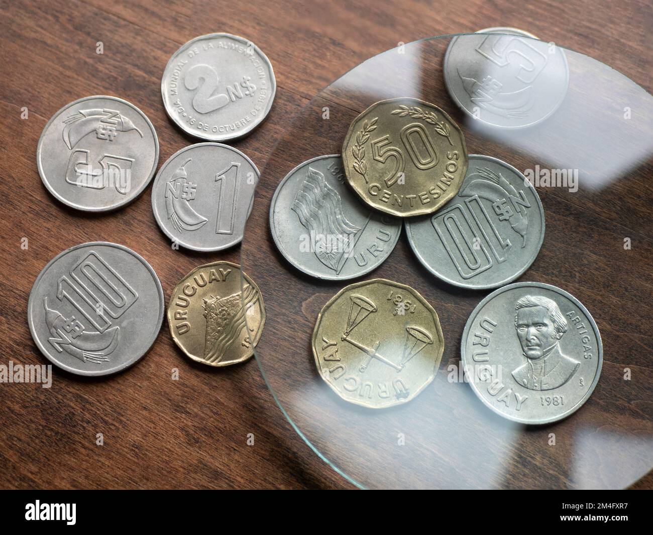 Nationale uruguayische Währung, Nuevos Peso und Centesimos Münzgeld von Uruguay unter Lupe, selektiver Fokus Stockfoto