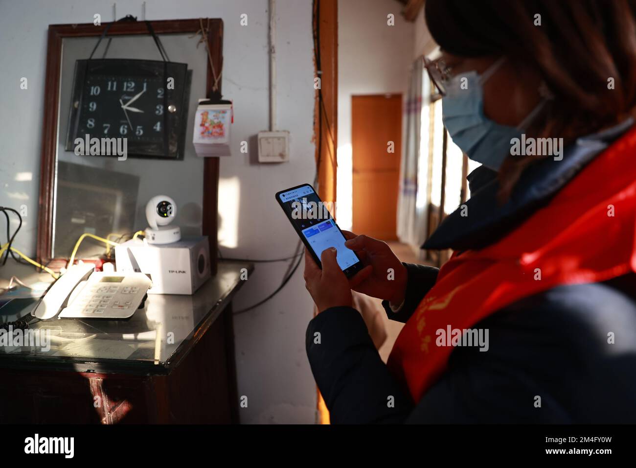 RUGAO, CHINA - 21. DEZEMBER 2022 - Freiwillige testen Notfall Überwachungskameras in Seniorenheimen in Rugao Stadt, Provinz Jiangsu, China, De Stockfoto