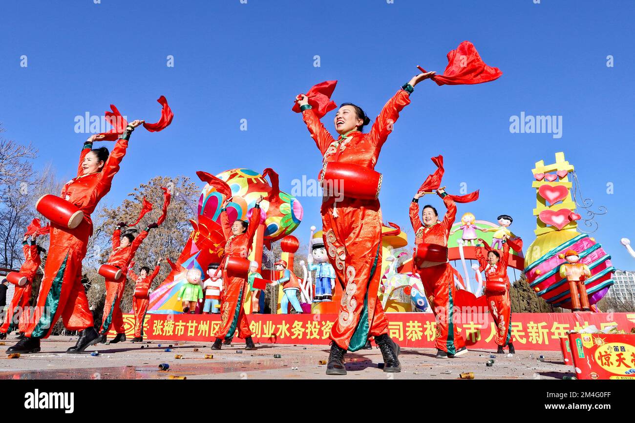 ZHANGYE, CHINA - 21. DEZEMBER 2022 - Darsteller des Taillenbandage-Leistungsteams führen Happy Taille Drum vor der Öffentlichkeit in Zhangye City im Nordwesten Chinas auf Stockfoto