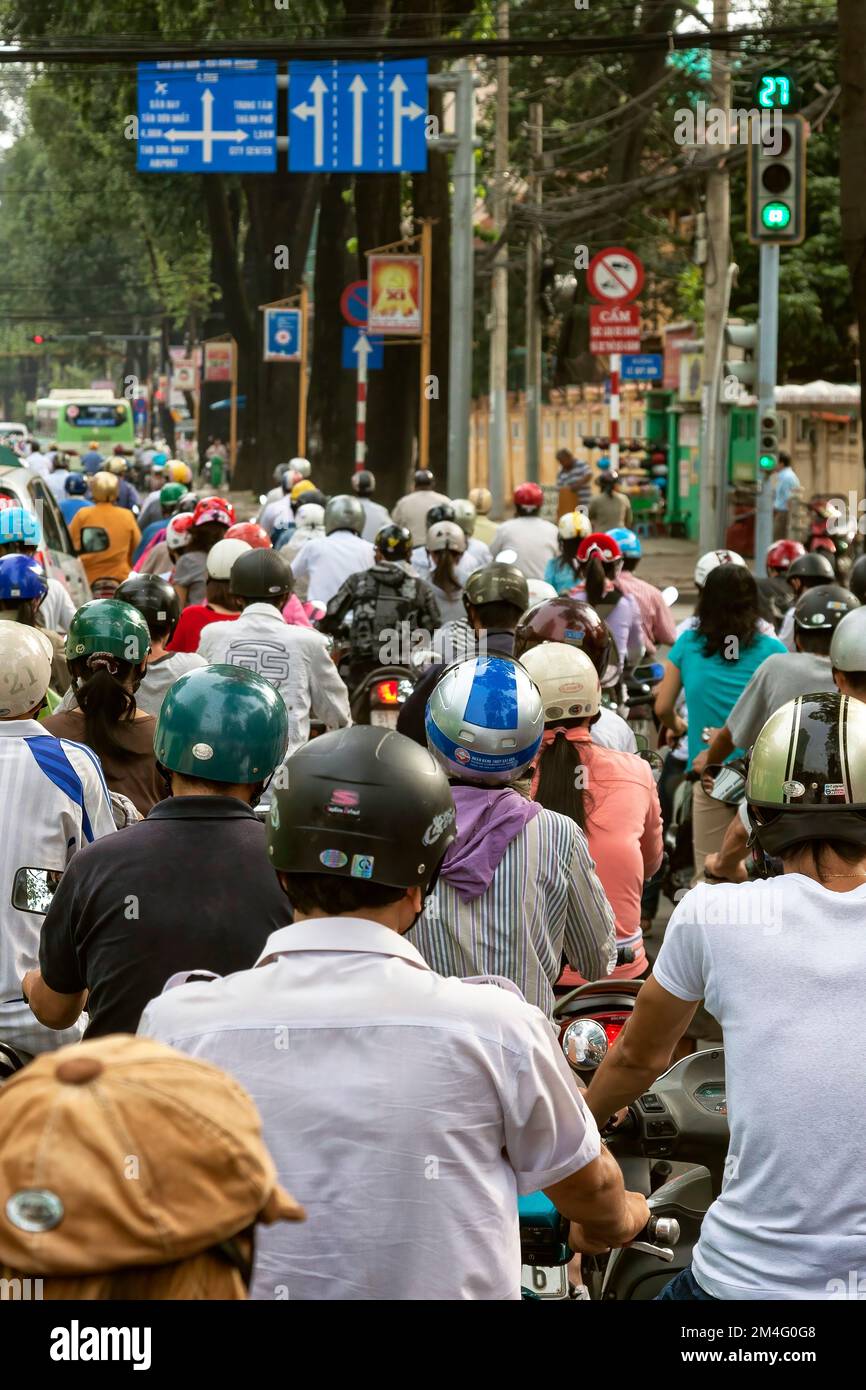 Motorräder warten an der Kreuzung in Saigon Traffic, Vietnam Stockfoto