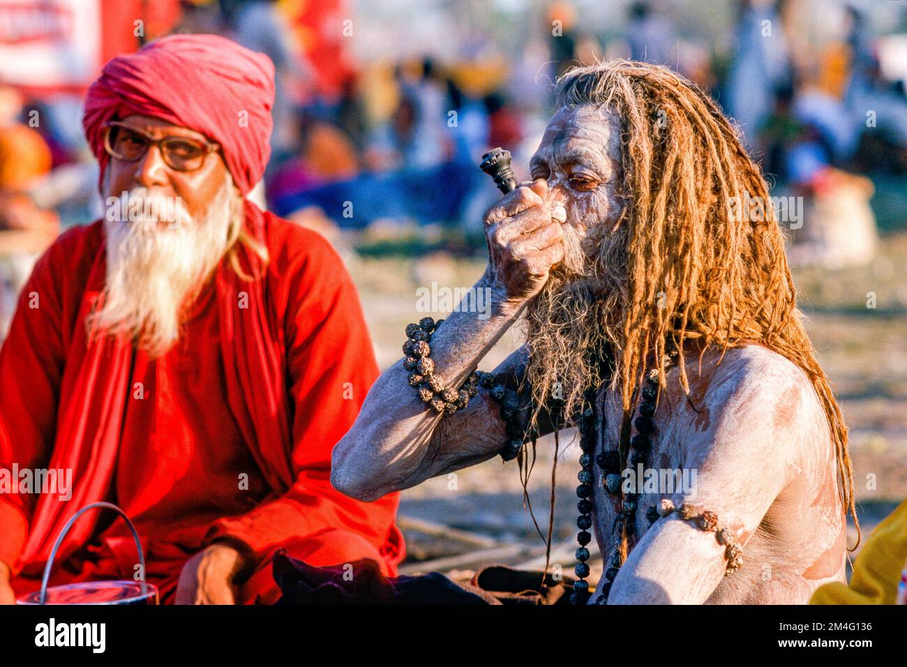 Sadhu, heiliger Mann, der während Kumbha Mela Marihuana raucht. Haridwar Stockfoto