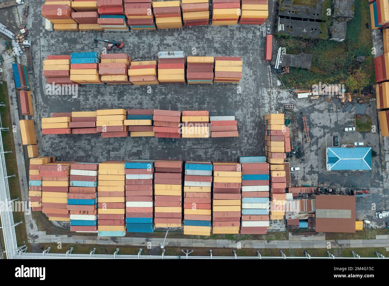 Container im Hafen-Terminal, Luftaufnahme, Import- und Exportlogistikindustrie. Stockfoto