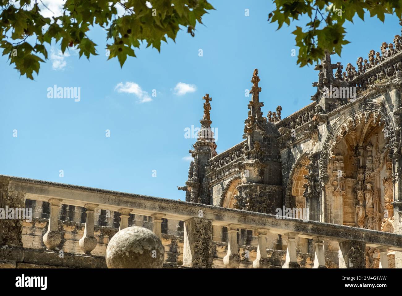 Christuskloster oder Convento de Cristo, kunstvoll geformt, im Manuelinischen Stil, römisch-katholisches Kloster auf einem Hügel in Tomar, Portugal. Templar-Festung Com Stockfoto