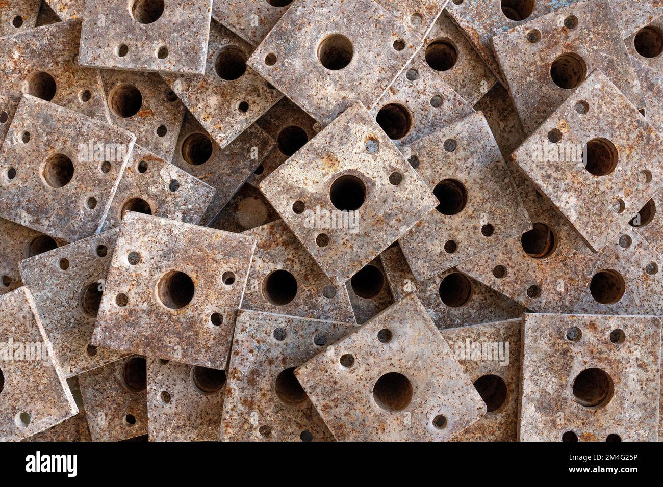 Quadratische Grundplatten aus gestapelten alten Baustützen in Nahaufnahme Stockfoto
