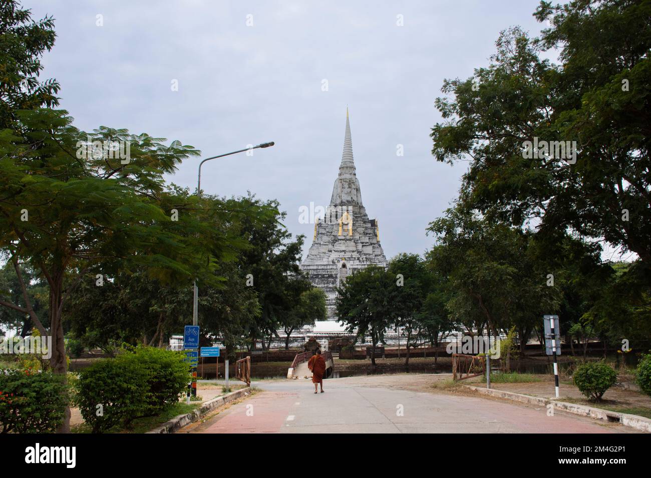 Antiker Stupa Phukhao Thong antike Ruinen-Chadi für thailänder besuchen Sie Respekt beten Segen buddha Heiliger Wunschmythos am Wat Phu Khao Tho Stockfoto