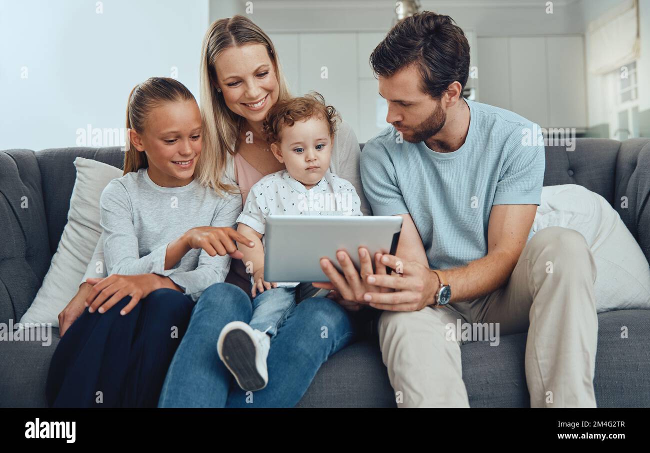 Familie, Tablet und auf dem Sofa mit Eltern, Kindern oder Cartoon zum Kleben. Mutter, Vater und Baby mit weiblichem Kind, Streaming oder Konnektivität Stockfoto