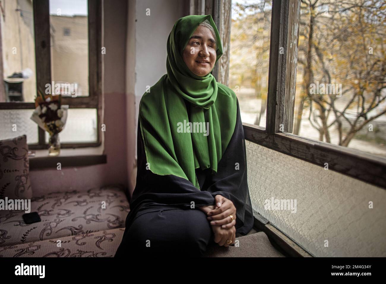06. November 2022, Afghanistan, Kabul: Fatima Amiri blickt aus dem Wohnzimmer ihrer Eltern. Die 17-jährige afghanische Studentin verlor ihr linkes Auge bei einem Selbstmordattentat an der Kaaj Private School im September 2022, bei dem mehr als 50 Menschen ums Leben kamen. Sie hat trotzdem die nächste Uni-Aufnahmeprüfung gemacht und mit Bestnoten bestanden. Als sie im August 2021 die Macht übernahmen, schränkten die Taliban die Rechte der Frauen massiv ein. In weiten Teilen des Landes wurden Mädchenschulen ab der siebten Klasse geschlossen, und Frauen wurden weitgehend aus der Erwerbsbevölkerung verdrängt. Im Dezember kündigten die Taliban dies ebenfalls an Stockfoto