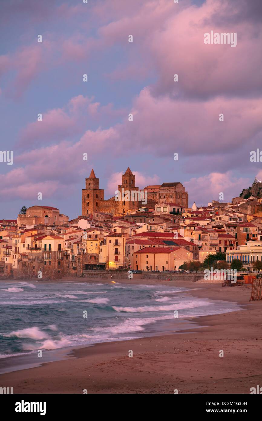 Cefalu, Sizilien, Italien. Stadtbild der Küstenstadt Cefalu in Sizilien bei dramatischem Sonnenuntergang. Stockfoto