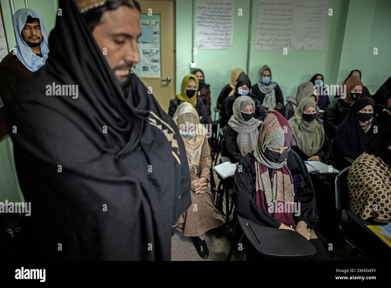 Kabul, Afghanistan. 17.. November 2022. Taliban stehen in einem Klassenzimmer einer Polizeikaserne, in der Frauen als Polizisten ausgebildet werden. Mit ihrer Machtübernahme im August 2021 schränkten die Taliban die Rechte der Frauen massiv ein. In weiten Teilen des Landes wurden Mädchenschulen, die in der siebten Klasse anfingen, geschlossen, und Frauen wurden weitgehend aus der Erwerbsbevölkerung verdrängt. Im Dezember kündigten die Taliban außerdem an, dass sie Frauen den Zugang zu Universitäten verbieten würden. (Zu dpa 'Afghanistan's Women: One back after another') Kredit: Oliver Weiken/dpa/Alamy Live News Stockfoto