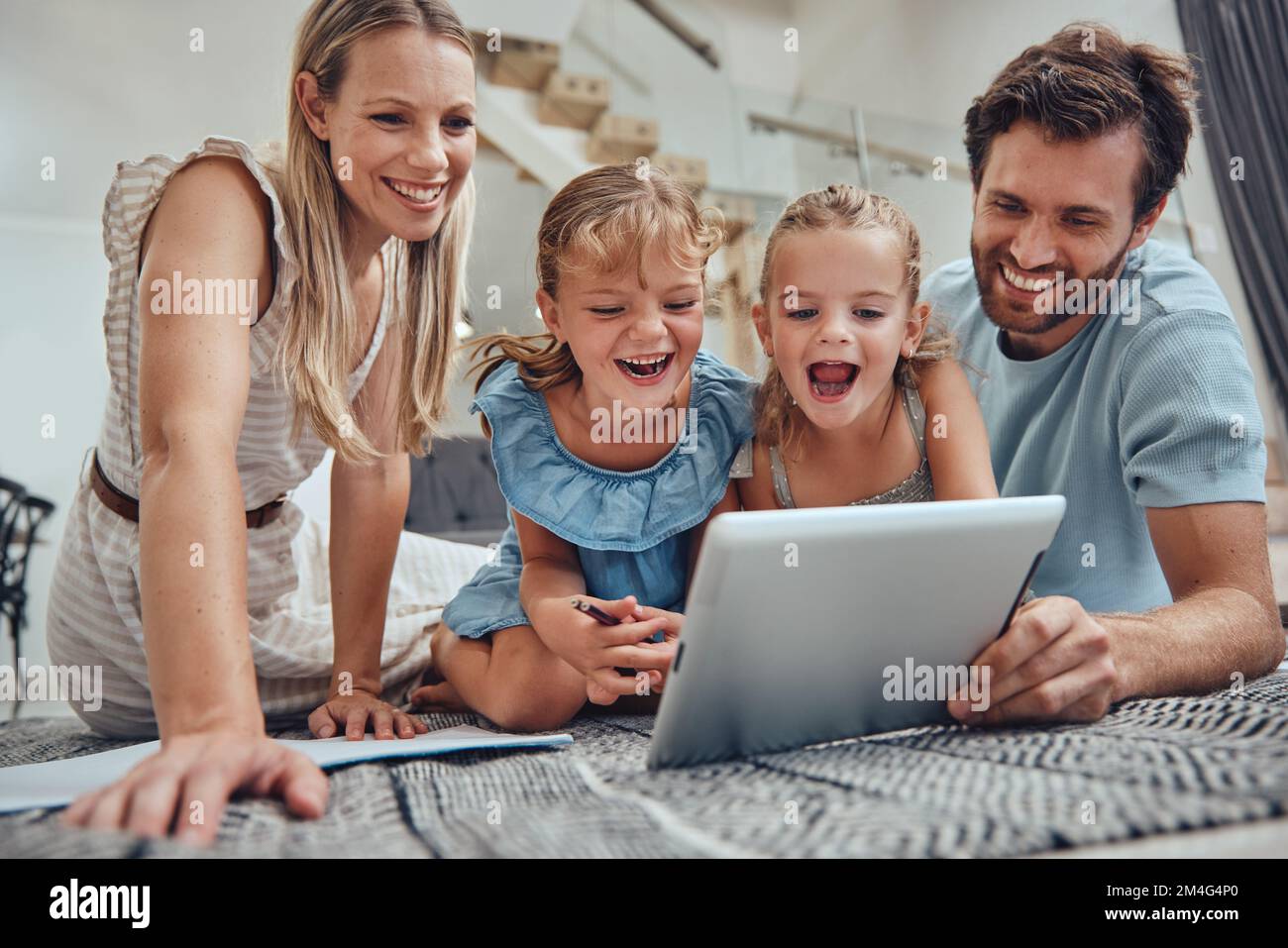 Tablet, Kinder und Bildungsvideo mit Eltern zu Hause, das bei der Betreuung von elearning-Technologien hilft. Eltern lieben, Mädchen und Happy Learning App mit Stockfoto