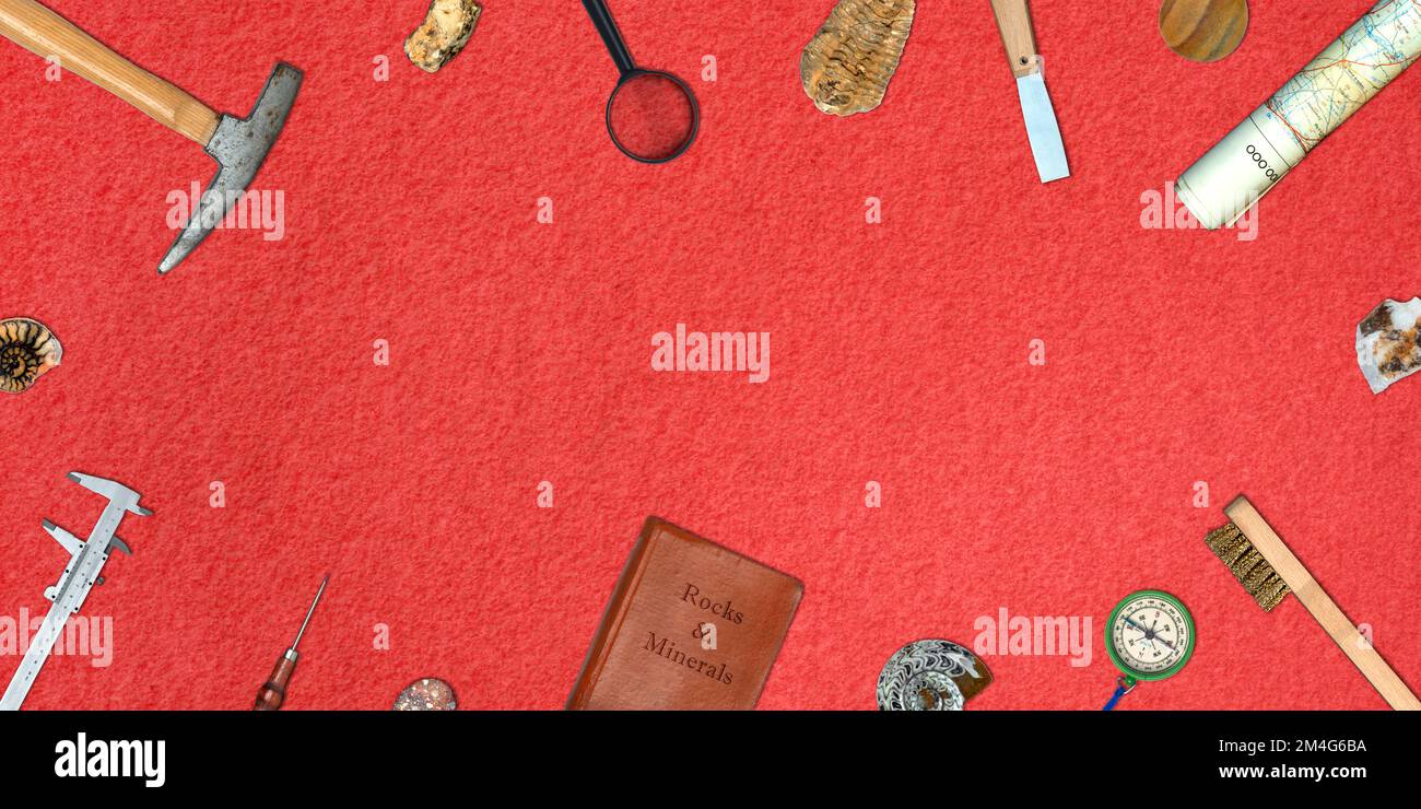 Topview von Set Fieldwork Geology Tools auf rotem Hintergrund Stockfoto