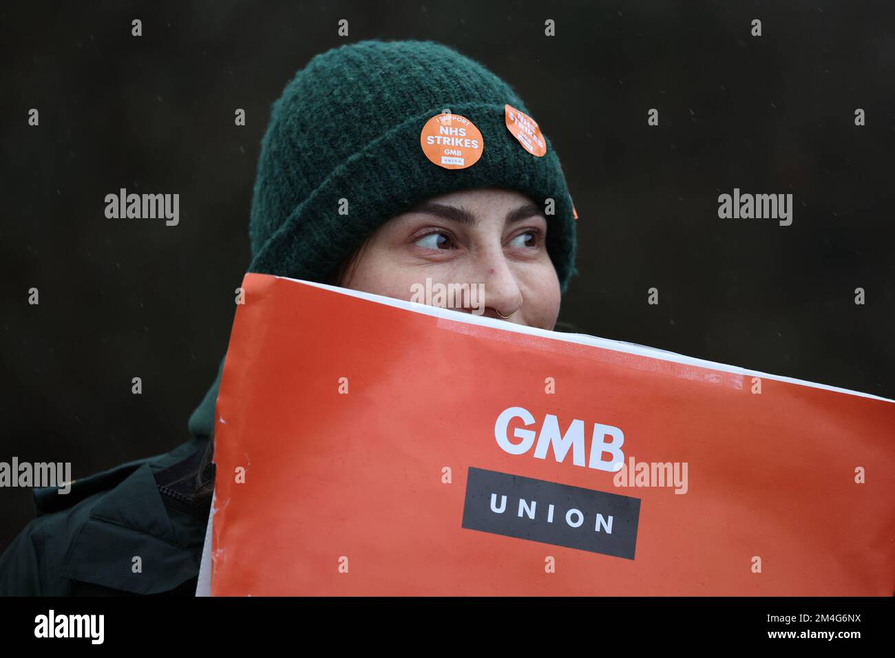 Brighton, Großbritannien. 21.. Dezember 2022. Ein streikender Krankenwagen-Arbeiter an der Streikpostenlinie vor dem Chamberlain House Ambulance Centre in Brighton. Kredit: James Boardman/Alamy Live News Stockfoto