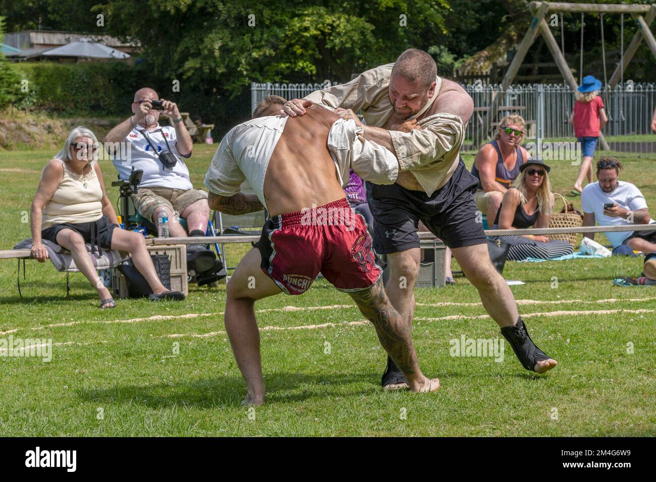 Teilnehmer der ersten Runde der Mens Open beim Grand Cornish Wrestling Tournament auf dem malerischen Dorfgrün von St. Mawgan in Pydar in Co Stockfoto