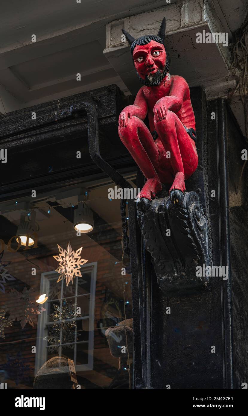 Statuette des kleinen Red Devil bei 33 Stonegate in York, North Yorkshire, England, Großbritannien Stockfoto