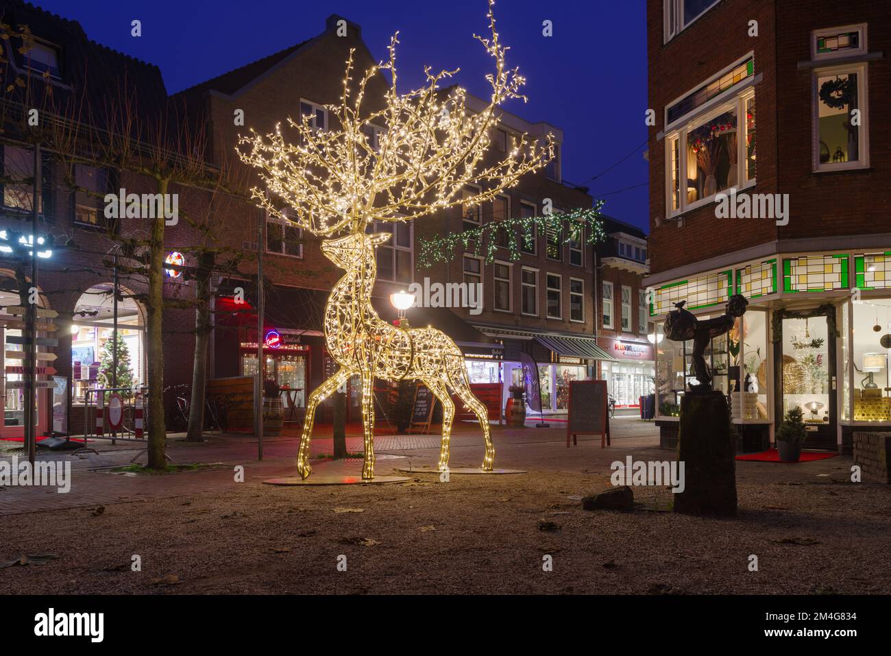 OLDENZAAL, NIEDERLANDE - 10. DEZEMBER 2022: Wunderschönes beleuchtetes weihnachtshirsch im Einkaufszentrum einer niederländischen Stadt Stockfoto