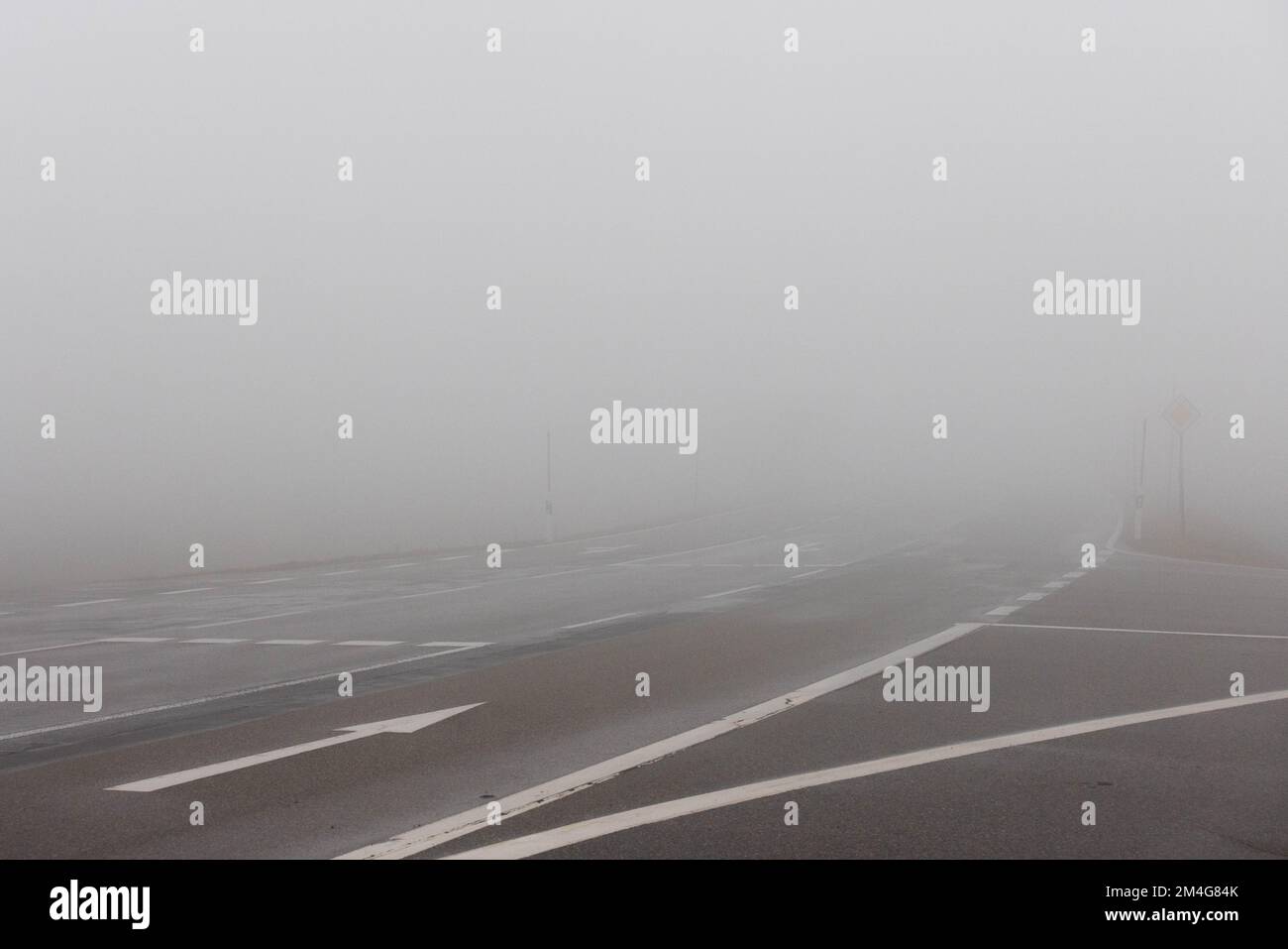 Oberried, Deutschland. 21.. Dezember 2022. Eine Straße auf dem Schauinsland ist im dichten Nebel verloren. Die Sicht auf das Schauinsland beträgt an einigen Stellen weniger als 100 Meter. Kredit: Philipp von Ditfurth/dpa/Alamy Live News Stockfoto