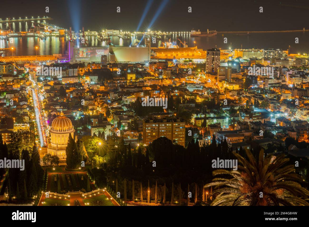 Haifa, Israel 19. Dezember 2022 Abendlicher Blick von oben auf die