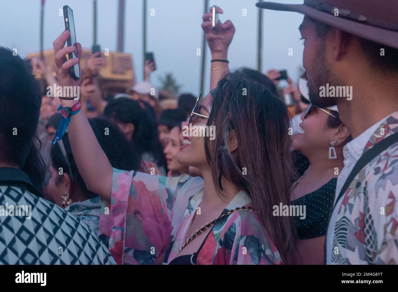 Pattaya, Thailand - 19. Dezember 2022: Junge asiatische Frau lächelt während des Wonderfruit Festivals, Pattaya, Thailand Stockfoto