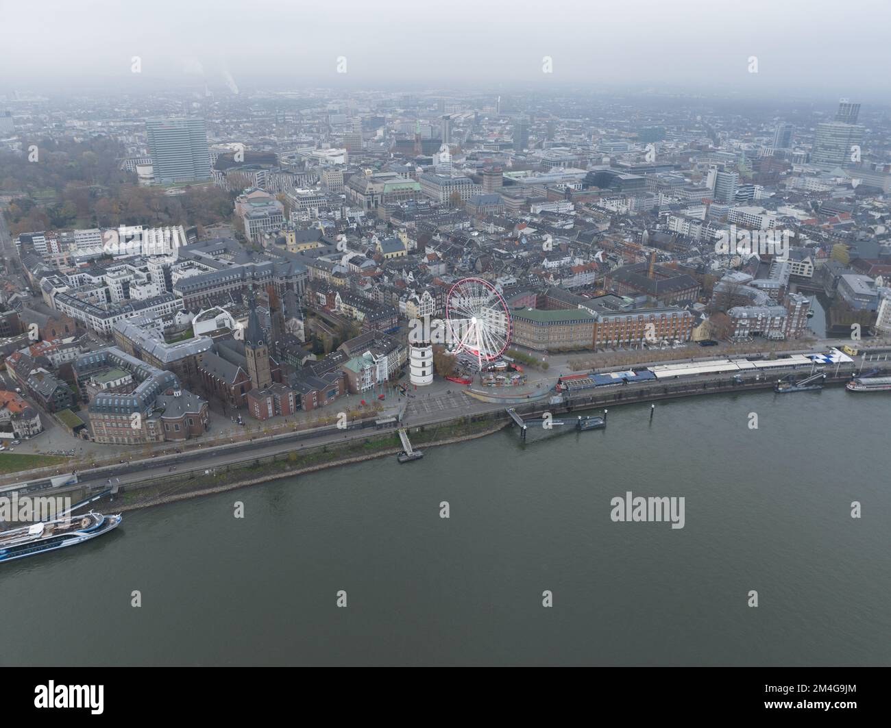 Düsseldorf, 11.. Dezember 2022, Deutschland. Blick auf die Skyline von Düsseldorf, Weihnachtsmarkt und Riesenrad, St. lambertus Kirche und rhein Stockfoto