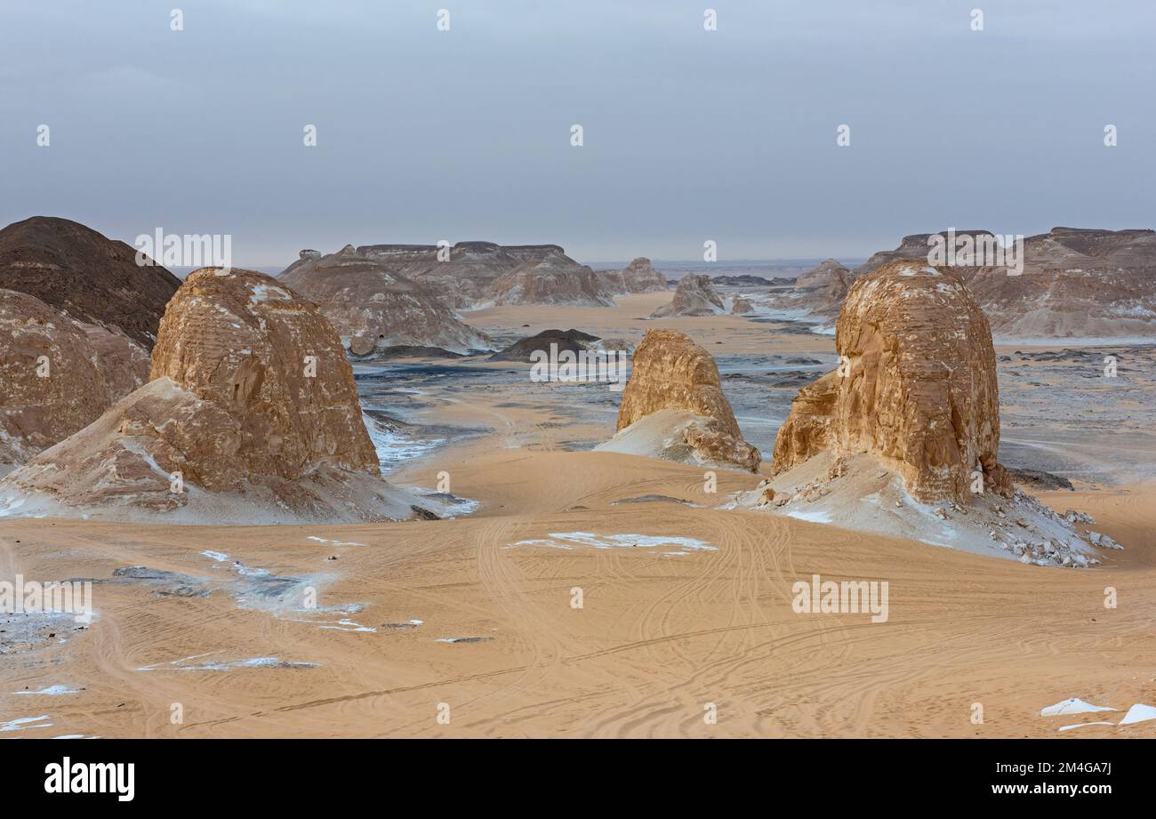 Malerischer Landschaftsblick auf die trostlose Wüste im ägyptischen Tal der Agabat-Hindernisse in der Farafra Oase mit geologischen Felsformationen Stockfoto