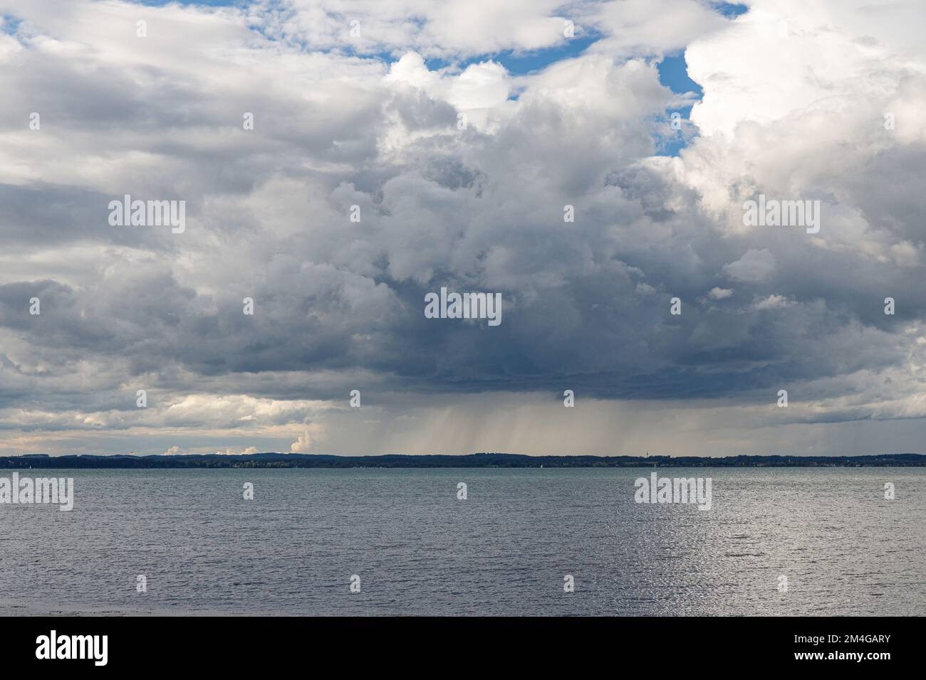 Regen aus einer kleinen Gewitterzelle über dem Chiemsee, Deutschland, Bayern, Chiemsee Stockfoto