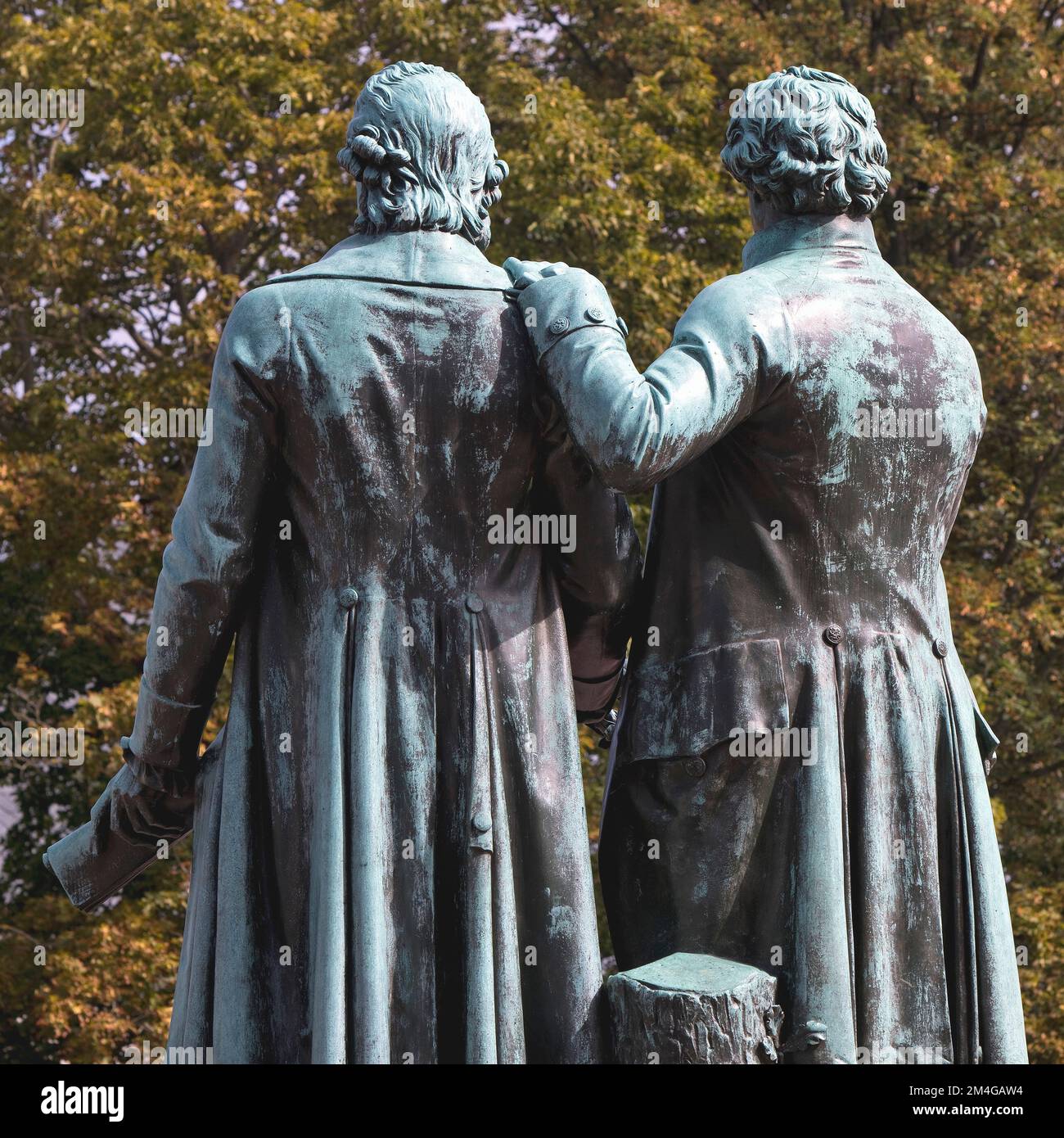 Goethe-Schiller-Denkmal, Bronze-Doppelstatue vor dem Deutschen Nationaltheater, Rückblick, Deutschland, Thüringen, Weimar Stockfoto