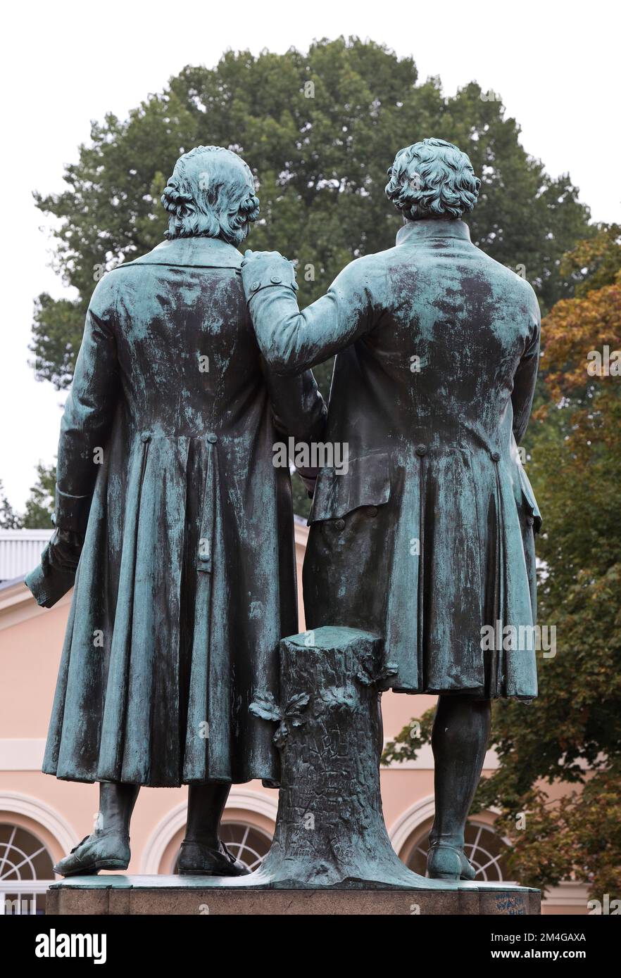 Goethe-Schiller-Denkmal, Bronze-Doppelstatue vor dem Deutschen Nationaltheater, Rückblick, Deutschland, Thüringen, Weimar Stockfoto