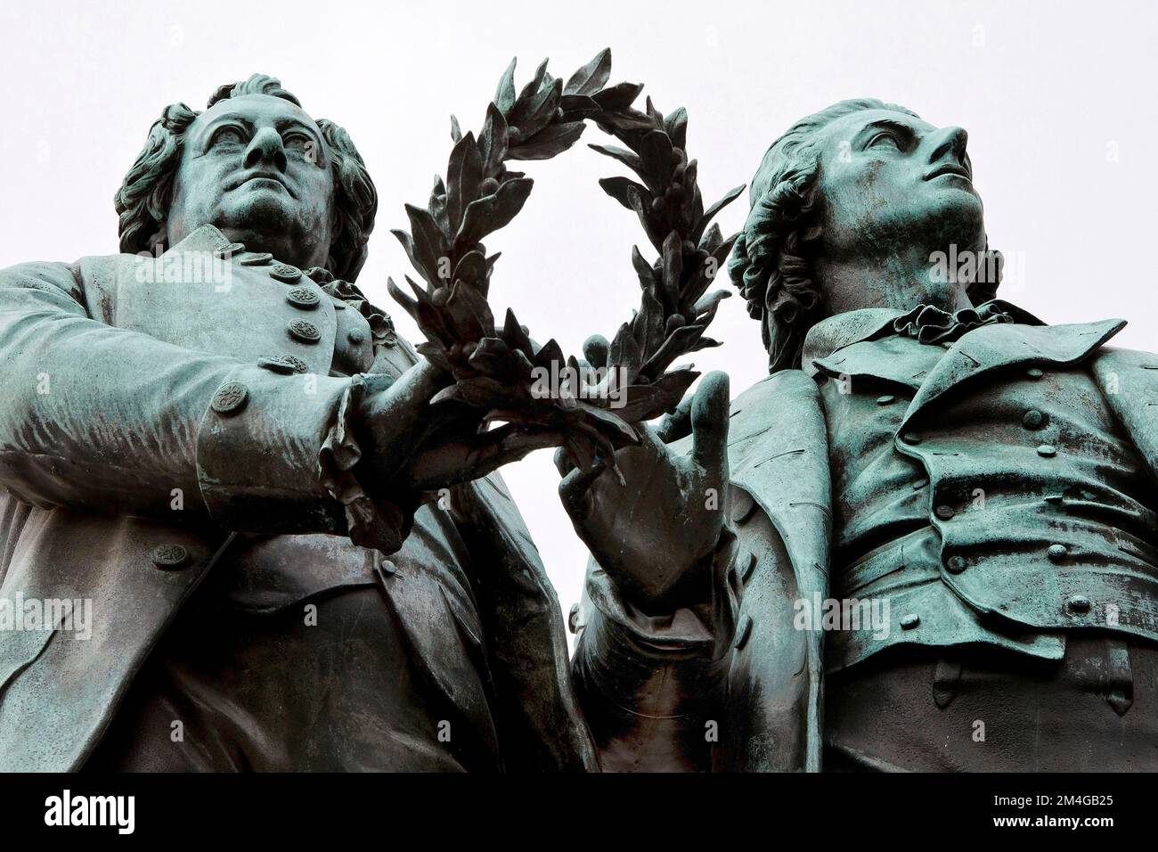 Goethe-Schiller-Denkmal mit Kranz, Deutschland, Thüringen, Weimar Stockfoto