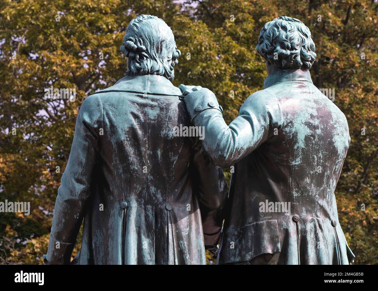 Goethe-Schiller-Denkmal, Bronze-Doppelstatue vor dem Deutschen Nationaltheater, Rückblick, Deutschland, Thüringen, Weimar Stockfoto