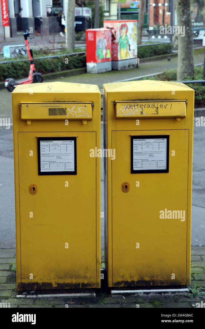 Zwei gelbe Briefkästen der Deutschen Post AG in der Stadt, Deutschland, Nordrhein-Westfalen, Rodenkirchen, Köln Stockfoto