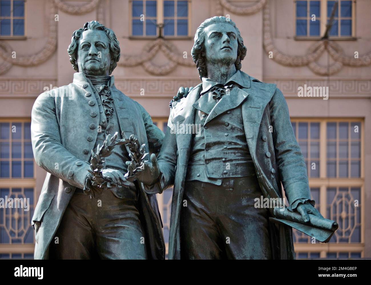 Goethe-Schiller-Denkmal vor dem Deutschen Nationaltheater, Deutschland, Thüringen, Weimar Stockfoto