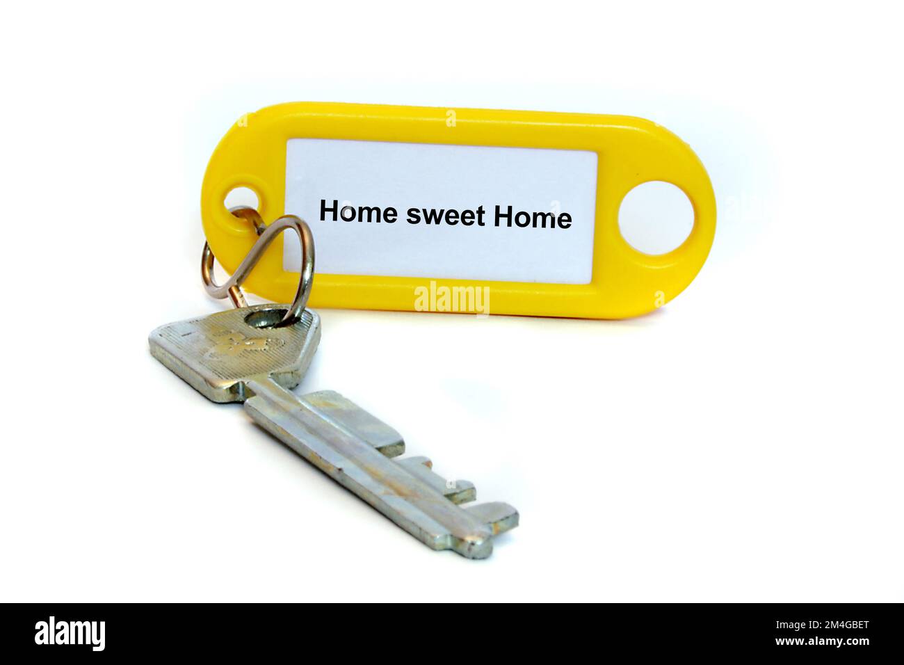 Hausschlüssel mit Etikettendruck Home Sweet Home, ausgeschnitten Stockfoto