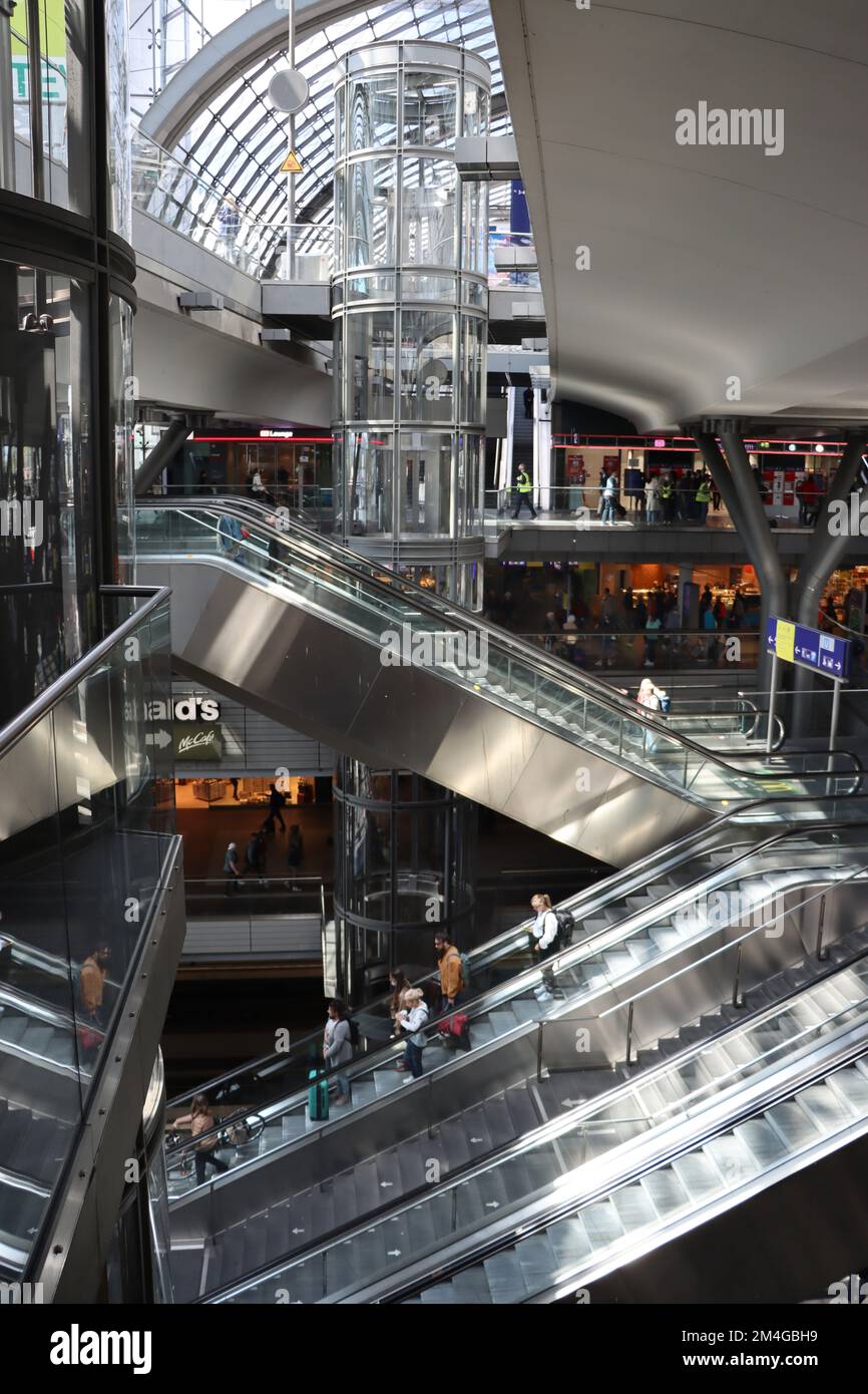 Rolltreppen im Berliner Hauptbahnhof, Deutschland, Berlin Stockfoto