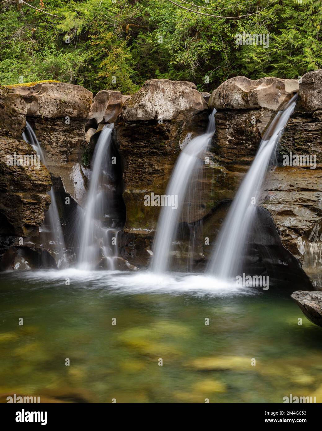 Eine vertikale Aufnahme der Browns River Falls in Kanada Stockfoto