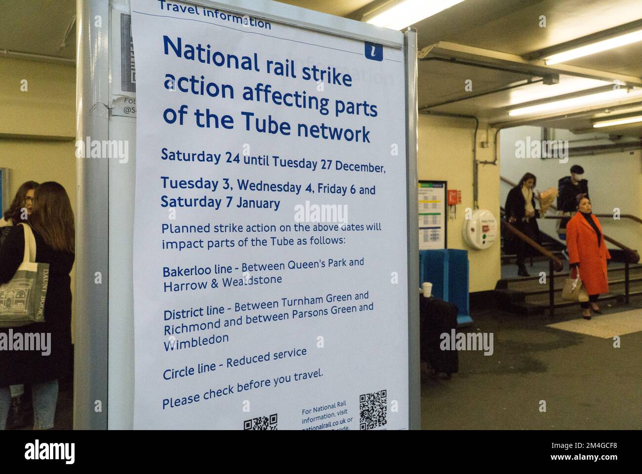 London, Vereinigtes Königreich, 20. Dezember 2022: Ein Poster in der U-Bahn-Station South Kensignton warnt Passagiere vor bevorstehenden Reisestörungen aufgrund eines nationalen Streiks in der Weihnachtszeit. Die Gewerkschaften streiten mit den Eisenbahnunternehmen über die Bezahlung und die Arbeitsbedingungen. Anna Watson/Alamy Live News Stockfoto