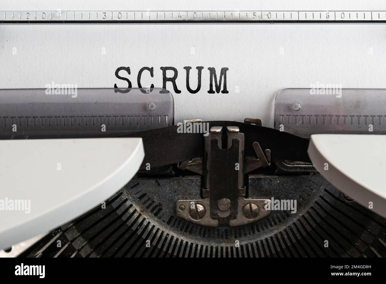 Word SCRUM geschrieben auf alter Schreibmaschine, Geschäftskonzept Stockfoto