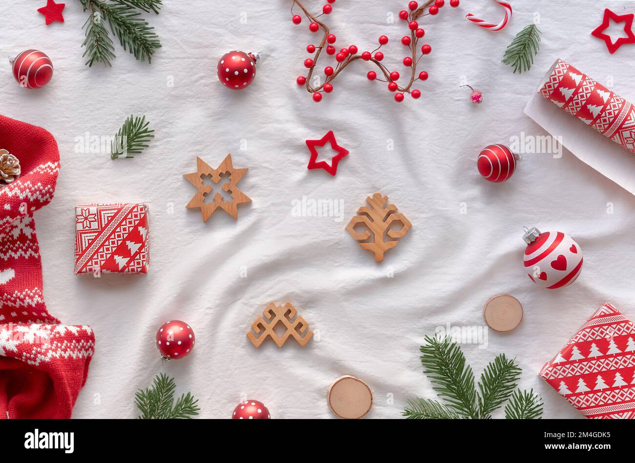 Lettischer Yule, Weihnachten. Ethnografische Symbole und Muster aus Lettland, Holzamulette, Geschenkpapier, Tannenbaum und Beeren. Ostsee Stockfoto