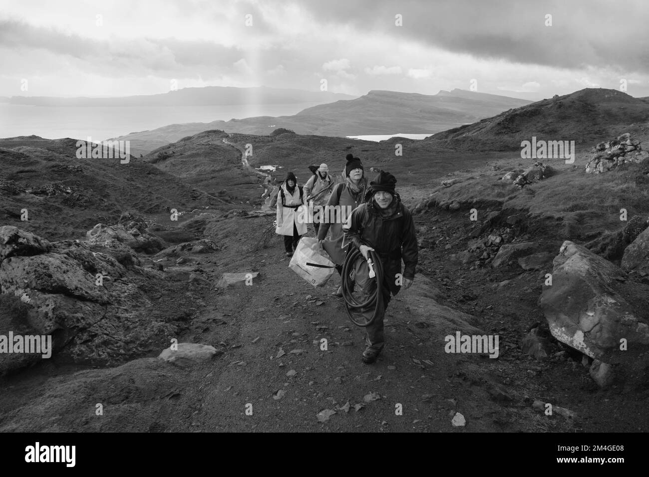 Isle of Skye, Schottland, Vereinigtes Königreich. 24.. Okt. 2021. Eine Person mit einer Boris-Johnson-Maske und eine andere mit einem Öltank als Kopf, die Ölfirmen repräsentiert, benutzt einen Flammenwerfer, um einen Baum zu verbrennen, der den letzten Baum auf Erden darstellt. Dieser theatralische Protest wurde von Ocean Rebellion, einer Schwesterbewegung des Aussterbens Rebellion, im Old man of Storr auf der schottischen Isle of Skye vor dem Start der COP 26 in Glasgow inszeniert. Stockfoto