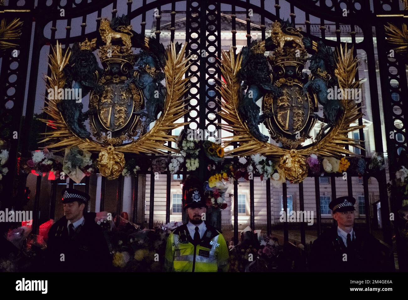 London, Großbritannien. 8. SEPTEMBER 2022. Königin Elizabeth II. Stirbt im Alter von 96 Jahren. Szenen vor dem Buckingham Palace, wo sich nach der Ankündigung eine Menge versammelte. Stockfoto