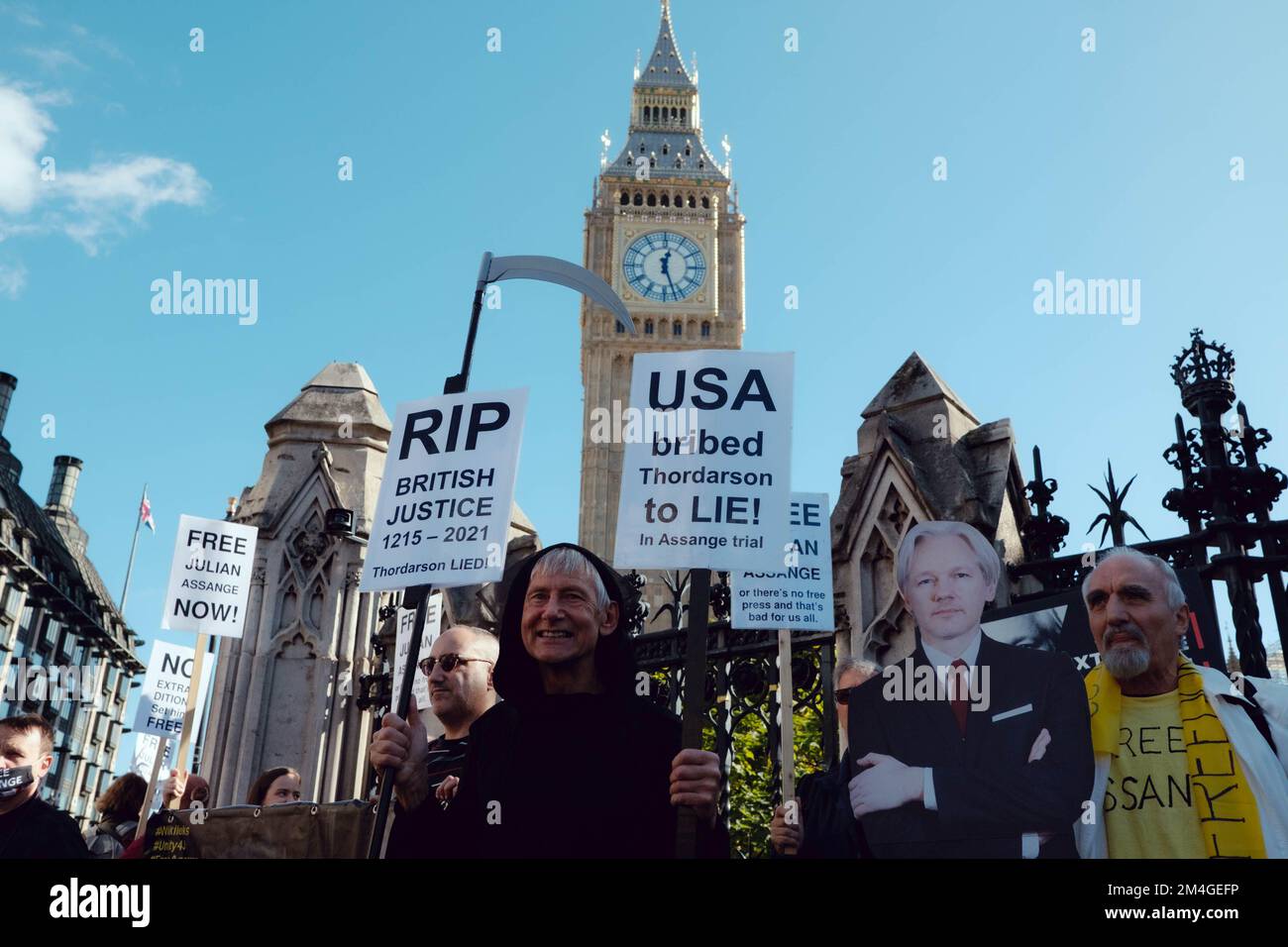 London, Großbritannien. 8. OKT 2022. Demonstration außerhalb des Parlaments zur Unterstützung von Julian Assange und einer freien Presse, organisiert von der Kampagne Assange nicht ausliefern. Anhänger von Julian Assange protestieren gegen Westminster im Zentrum von London und fordern die Freilassung des inhaftierten Informanten Julian Assange, da er mit einer sehr langen Gefängnisstrafe rechnen könnte. Stockfoto